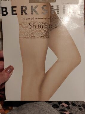 NWT Berkshire Size Queen2 Sheer Slimming Leg Lace Thigh High Silver